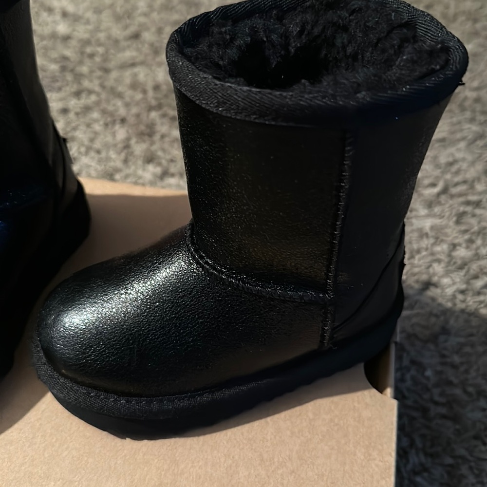 Ugg - Picture 4 of 5